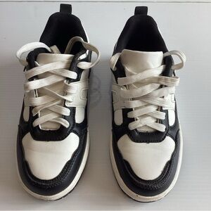 Hurley Jason White and Black Kids Size 4 Sneakers Skate shoes